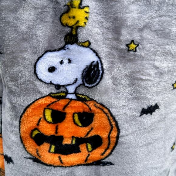 NEW Peanuts Snoopy Great Pumpkin Halloween 50x70” Gray Snuggly Throw Blanket - Picture 3 of 14